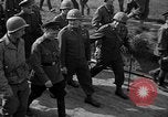 Standbild Die amerikanischen Truppen treffen Sowjets in Torgau Torgau Deutschland, 1945, aus Sekunde 25 historischem Filmmaterial Videoclip 65675045006