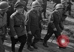 Standbild Die amerikanischen Truppen treffen Sowjets in Torgau Torgau Deutschland, 1945, aus Sekunde 26 historischem Filmmaterial Videoclip 65675045006