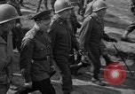 Standbild Die amerikanischen Truppen treffen Sowjets in Torgau Torgau Deutschland, 1945, aus Sekunde 27 historischem Filmmaterial Videoclip 65675045006