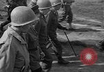 Standbild Die amerikanischen Truppen treffen Sowjets in Torgau Torgau Deutschland, 1945, aus Sekunde 28 historischem Filmmaterial Videoclip 65675045006