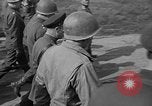 Standbild Die amerikanischen Truppen treffen Sowjets in Torgau Torgau Deutschland, 1945, aus Sekunde 29 historischem Filmmaterial Videoclip 65675045006