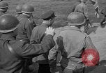 Standbild Die amerikanischen Truppen treffen Sowjets in Torgau Torgau Deutschland, 1945, aus Sekunde 30 historischem Filmmaterial Videoclip 65675045006