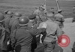 Standbild Die amerikanischen Truppen treffen Sowjets in Torgau Torgau Deutschland, 1945, aus Sekunde 31 historischem Filmmaterial Videoclip 65675045006