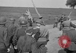 Standbild Die amerikanischen Truppen treffen Sowjets in Torgau Torgau Deutschland, 1945, aus Sekunde 32 historischem Filmmaterial Videoclip 65675045006