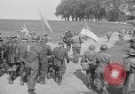 Standbild Die amerikanischen Truppen treffen Sowjets in Torgau Torgau Deutschland, 1945, aus Sekunde 33 historischem Filmmaterial Videoclip 65675045006