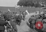 Standbild Die amerikanischen Truppen treffen Sowjets in Torgau Torgau Deutschland, 1945, aus Sekunde 34 historischem Filmmaterial Videoclip 65675045006