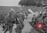 Standbild Die amerikanischen Truppen treffen Sowjets in Torgau Torgau Deutschland, 1945, aus Sekunde 35 historischem Filmmaterial Videoclip 65675045006