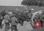 Standbild Die amerikanischen Truppen treffen Sowjets in Torgau Torgau Deutschland, 1945, aus Sekunde 37 historischem Filmmaterial Videoclip 65675045006