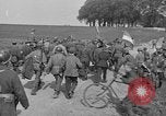 Standbild Die amerikanischen Truppen treffen Sowjets in Torgau Torgau Deutschland, 1945, aus Sekunde 39 historischem Filmmaterial Videoclip 65675045006
