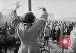 Image des prisonniers de guerre allemands Allemagne, 1953, de la seconde 27 séquences d'archives historiques vidéo 65675045085