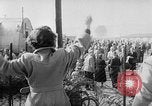 Image des prisonniers de guerre allemands Allemagne, 1953, de la seconde 28 séquences d'archives historiques vidéo 65675045085