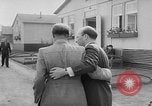 Image des prisonniers de guerre allemands Allemagne, 1953, de la seconde 43 séquences d'archives historiques vidéo 65675045085