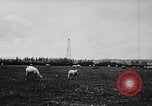 Standbild Ölfeld Frankreich, 1950, aus Sekunde 20 historischem Filmmaterial Videoclip 65675045096