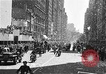 Standbild Wagenkolonne New York United States USA, 1951, aus Sekunde 26 historischem Filmmaterial Videoclip 65675045124