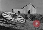 Immagine di La sovrapproduzione su American Plains conduce a vaschetta raccoglipolvere United States USA, 1936, secondo 3 filmato di repertorio 65675045148