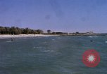 Image baigneurs sur la plage Bahreïn, 1967, de la seconde 3 séquences d'archives historiques vidéo 65675045151