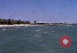 Image baigneurs sur la plage Bahreïn, 1967, de la seconde 4 séquences d'archives historiques vidéo 65675045151