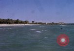 Image baigneurs sur la plage Bahreïn, 1967, de la seconde 5 séquences d'archives historiques vidéo 65675045151
