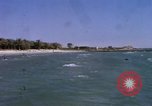 Image baigneurs sur la plage Bahreïn, 1967, de la seconde 6 séquences d'archives historiques vidéo 65675045151