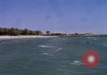 Image baigneurs sur la plage Bahreïn, 1967, de la seconde 7 séquences d'archives historiques vidéo 65675045151