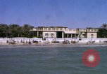 Image baigneurs sur la plage Bahreïn, 1967, de la seconde 8 séquences d'archives historiques vidéo 65675045151