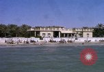 Image baigneurs sur la plage Bahreïn, 1967, de la seconde 11 séquences d'archives historiques vidéo 65675045151
