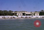 Image baigneurs sur la plage Bahreïn, 1967, de la seconde 12 séquences d'archives historiques vidéo 65675045151