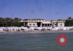 Image baigneurs sur la plage Bahreïn, 1967, de la seconde 13 séquences d'archives historiques vidéo 65675045151