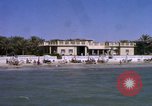 Image baigneurs sur la plage Bahreïn, 1967, de la seconde 14 séquences d'archives historiques vidéo 65675045151