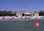Image baigneurs sur la plage Bahreïn, 1967, de la seconde 15 séquences d'archives historiques vidéo 65675045151