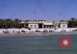 Image baigneurs sur la plage Bahreïn, 1967, de la seconde 16 séquences d'archives historiques vidéo 65675045151