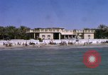 Image baigneurs sur la plage Bahreïn, 1967, de la seconde 17 séquences d'archives historiques vidéo 65675045151