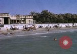 Image baigneurs sur la plage Bahreïn, 1967, de la seconde 18 séquences d'archives historiques vidéo 65675045151