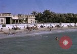 Image baigneurs sur la plage Bahreïn, 1967, de la seconde 19 séquences d'archives historiques vidéo 65675045151