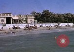 Image baigneurs sur la plage Bahreïn, 1967, de la seconde 20 séquences d'archives historiques vidéo 65675045151