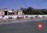 Image baigneurs sur la plage Bahreïn, 1967, de la seconde 21 séquences d'archives historiques vidéo 65675045151