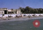 Image baigneurs sur la plage Bahreïn, 1967, de la seconde 22 séquences d'archives historiques vidéo 65675045151