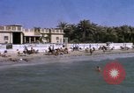 Image baigneurs sur la plage Bahreïn, 1967, de la seconde 23 séquences d'archives historiques vidéo 65675045151