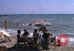 Image baigneurs sur la plage Bahreïn, 1967, de la seconde 24 séquences d'archives historiques vidéo 65675045151