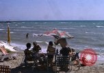 Image baigneurs sur la plage Bahreïn, 1967, de la seconde 25 séquences d'archives historiques vidéo 65675045151