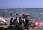Image baigneurs sur la plage Bahreïn, 1967, de la seconde 26 séquences d'archives historiques vidéo 65675045151