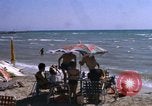 Image baigneurs sur la plage Bahreïn, 1967, de la seconde 27 séquences d'archives historiques vidéo 65675045151