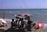 Image baigneurs sur la plage Bahreïn, 1967, de la seconde 28 séquences d'archives historiques vidéo 65675045151