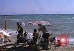 Image baigneurs sur la plage Bahreïn, 1967, de la seconde 29 séquences d'archives historiques vidéo 65675045151