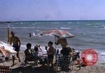 Image baigneurs sur la plage Bahreïn, 1967, de la seconde 30 séquences d'archives historiques vidéo 65675045151