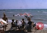 Image baigneurs sur la plage Bahreïn, 1967, de la seconde 31 séquences d'archives historiques vidéo 65675045151
