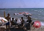 Image baigneurs sur la plage Bahreïn, 1967, de la seconde 32 séquences d'archives historiques vidéo 65675045151