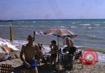 Image baigneurs sur la plage Bahreïn, 1967, de la seconde 33 séquences d'archives historiques vidéo 65675045151