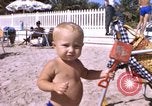 Image baigneurs sur la plage Bahreïn, 1967, de la seconde 34 séquences d'archives historiques vidéo 65675045151