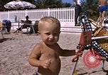 Image baigneurs sur la plage Bahreïn, 1967, de la seconde 35 séquences d'archives historiques vidéo 65675045151